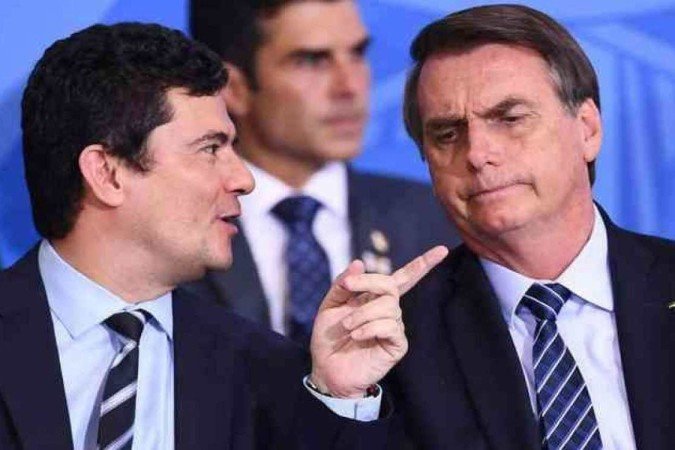 BOLSONARO DIZ QUE MORO AGIA DE FORMA 'CAMUFLADA E COM 'INTERESSE POLÍTICO'