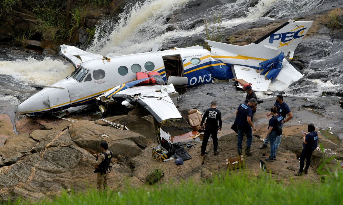 CADERNO COM ANOTAÇÕES DE MARÍLIA MENDONÇA FOI RECUPERADO DE AVIÃO QUE CAIU EM MINAS.